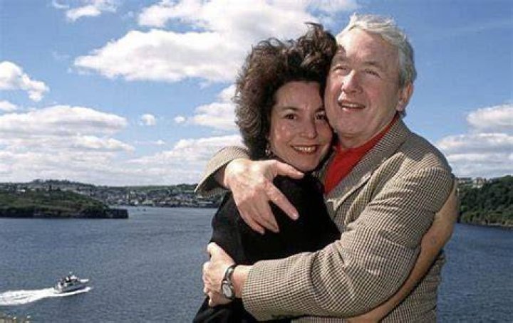 Frank With His Wife (Source: Zimbio)
