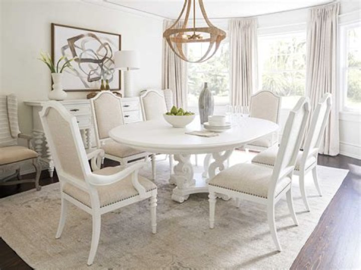Villa Blanca dining room
